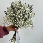 Свадебный букет из гипсофилы и лаванды