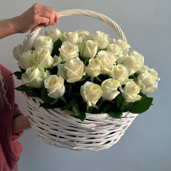 Корзина из 51 белой розы