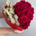 Сердце с розами и конфетами ручной работы