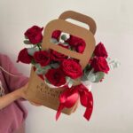 Сумочка с красными розами и эвкалиптом