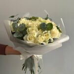 31 белая роза с эвкалиптом