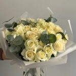 31 белая роза с эвкалиптом