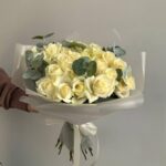 31 белая роза с эвкалиптом