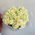 Нежные белые розы 31шт 60см