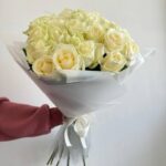 Нежные белые розы 31шт 60см