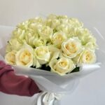 Нежные белые розы 31шт 60см