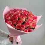 Монобукет из 51 розы джумилия в розовой упаковке