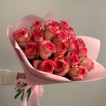 Монобукет из 21 розы джумилия в розовой упаковке