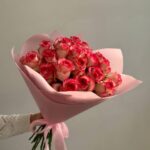 Монобукет из 21 розы джумилия в розовой упаковке