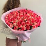 Монобукет из 101 розы джумилия 50см в розовой упаковке