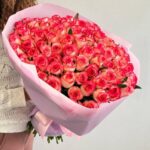 Монобукет из 101 розы джумилия 50см в розовой упаковке