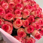 Монобукет из 101 розы джумилия 50см в розовой упаковке