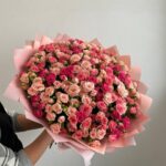 Нежный букет из 51 кустовой розы 50см