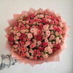 Нежный букет из 51 кустовой розы 50см