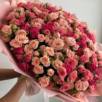 Нежный букет из 51 кустовой розы 50см