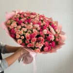 Нежный букет из 51 кустовой розы 50см