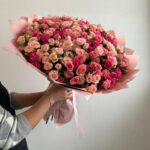 Нежный букет из 51 кустовой розы 50см