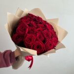 Красные розы в стильной упаковке