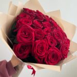 Красные розы в стильной упаковке