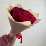 Красные розы в стильной упаковке