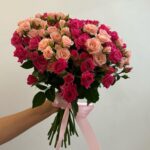 Нежный букет из кустовых роз микс