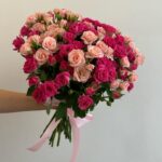 Нежный букет из кустовых роз микс