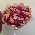 Кустовые розы в стильной упаковке