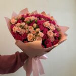 Кустовые розы в стильной упаковке