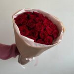 Круглый букет из 25 красных роз 50см