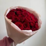 Круглый букет из 25 красных роз 50см