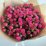 Букет из 17 ярких кустовых роз 50см в крафте