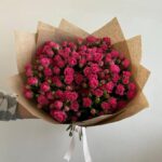 Букет из 17 ярких кустовых роз 50см в крафте