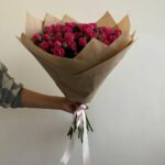 Букет из 17 ярких кустовых роз 50см в крафте