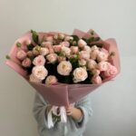 Нежный букет из 29 кустовых роз Бомбастик