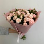 Нежный букет из 29 кустовых роз Бомбастик