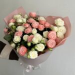 Букет из 21 розовой и белой кустовых роз