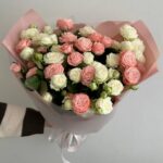 Букет из 21 розовой и белой кустовых роз