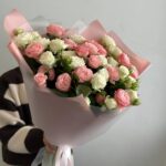 Букет из 21 розовой и белой кустовых роз