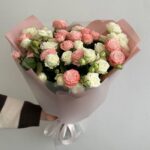 Букет из 21 розовой и белой кустовых роз