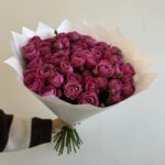 Яркий букет из 29 кустовых роз Мисти Баблс