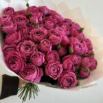 Яркий букет из 29 кустовых роз Мисти Баблс