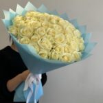Розы белые 51шт 60см Аваланж