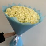 Розы белые 51шт 60см Аваланж