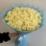 Розы белые 51шт 60см Аваланж