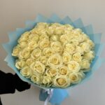Розы белые 51шт 60см Аваланж