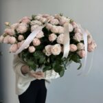 Корзина с кустовыми розами Бомбастик