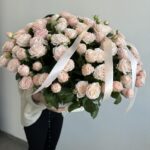 Корзина с кустовыми розами Бомбастик