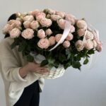Корзина с кустовыми розами Бомбастик