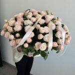 Корзина с кустовыми розами Бомбастик