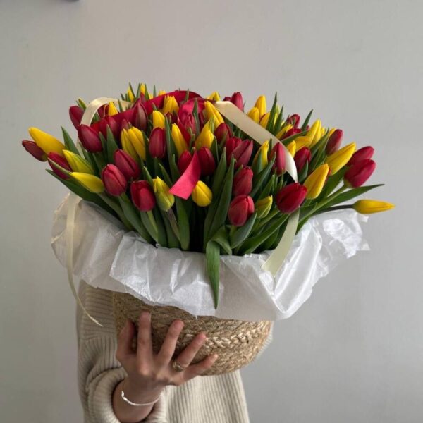 Микс из 101 тюльпана в корзине
